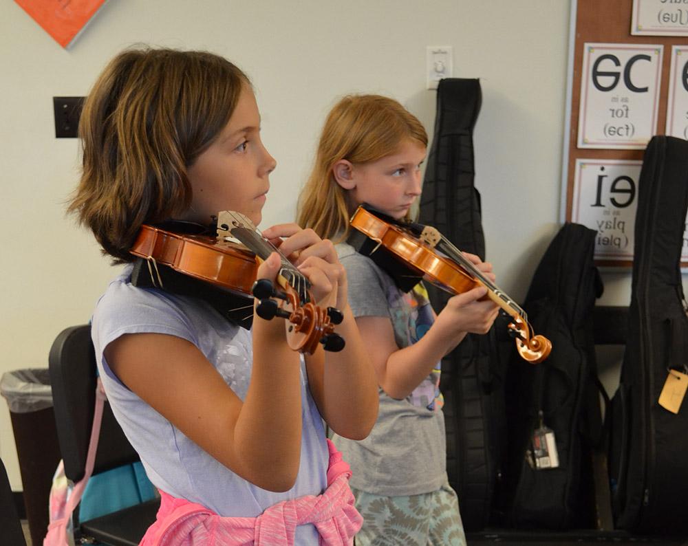 niñas tocando el violín