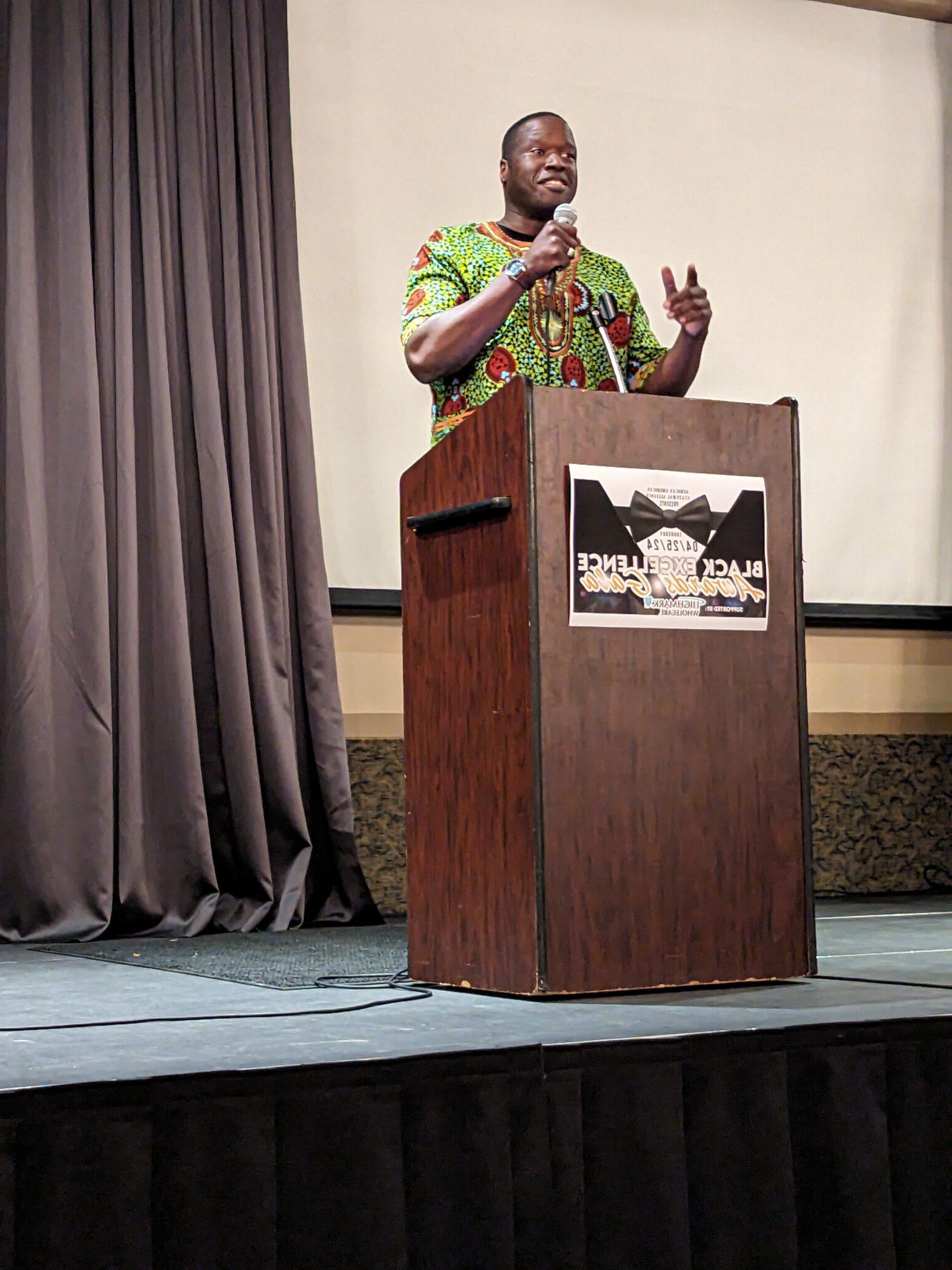 Dr. 巴德里亚基在非裔美国人文化联盟颁奖典礼上.